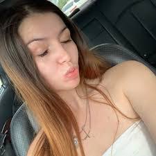 Kari Knight's Instagram, Twitter & Facebook