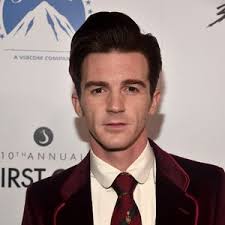 Bell found his first love in 1999 when he began dating to amanda bynes. Drake Bell Promiflash De