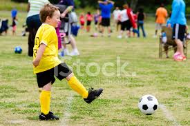 ¿qué es el juego organizado? Chico Joven Nino Jugando Al Futbol Durante Juego Organizado Fotografias De Stock Freeimages Com
