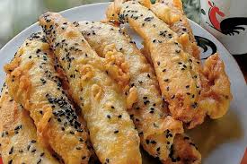 Angkat, lalu tiriskan dan pisang goreng krispi siap dihidangkan. Ini Resep Pisang Goreng Wijen Saus Srikaya Cemilan Enak Afood