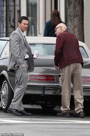 Spenser confidential est un film réalisé par peter berg avec mark wahlberg, alan arkin. Mark Wahlberg Looks Sharp In Suit Alongside Alan Arkin On Wonderland Set Daily Mail Online