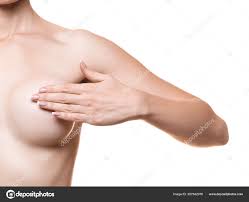 白人妇女用手捂住她的新乳房，特写。没有脸的女性上半身，被白色隔离. — 图库照片©n.k.junky＃367642076