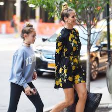 Heidi klum's daughter leni, 13, is her mom's mini me as they enjoy a day at disneyland. Heidi Klum And Daughter Leni Samuel Embrace Twinning Topknots Vogue