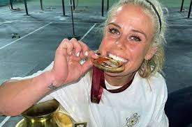 Sara kom heim með gull og pening frá Furstadæmunum