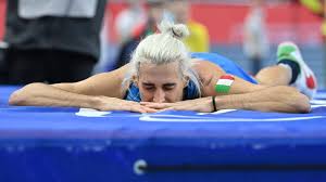 Il 23enne azzurro ha superato indenne l'ingresso in gara a 2,15 e la quota successiva di 2,20, prima di ricorrere a tre prove per aver ragione dei 2,25. Atletica Gianmarco Tamberi Si Ferma A 2 24 A Leverkusen Forse Sono Semplicemente Un Illuso Eurosport