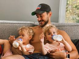 Beraber komik hikayelerimiz olsun kadın erkek ilişkileri olsun zaman bulup yaptığımız, kaçamak yurtdışı seyehatlerimiz olsun, çok güzel. Pelin Akil Ve Anil Altan In Cocuklarindan Icinizi Isitacak Duygulari Ogreniyoruz Videosu Onedio Com