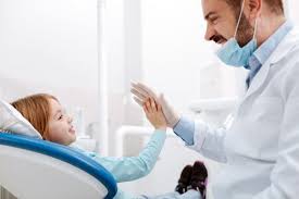 بهترین دندانپزشک کودکان – ویژگی‌های دندانپزشک اطفال خوب