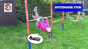 Zaubert genauso definierte oberarme, einen knackigen po und einen flachen. Erste Turnubungen An Der Reckstange Im Garten Outdoor Fun Aufbau Youtube