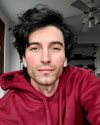 Ramadan Kareem to all those around the world observing it 🤍🌿 Where is  everyone observing this year? What are your goals? Mine is to try to finish  the Quran, have less of