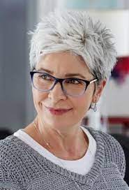 Deze korte modellen zijn leuk voor kapsels voor vrouwen ouder dan 50 met. Grijs Haar Neem Eens Een Bril Met Een Kleurtje Grijs Kort Kapsel Kort Kapsel Grijs Haar Grijs Haar Kapsels