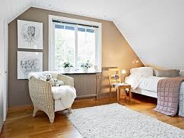 Bonjour?je recherche des idées pour repeindre ma chambre qui est mansardé.comment réaménager les rangements?esque je peux peindre les poutres qui sont déja peinte en verte,de quelle couleur?j'attend vos conseils vos idées. Chambre Mansardee 40 Idees Incontournables Pour Son Amenagement