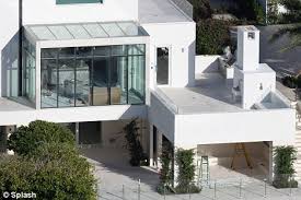 14.11.2021 · tiger woods is still on the mend following a devastating crash in los angeles earlier this year that left him with a brutal leg injury and questions about whether he would play golf again. Tiger Woods Florida House Pictures Inside And Out Specs Price Of His Mansion