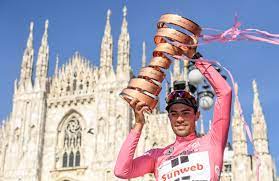 Salió en la quinta etapa de la ronda italiana tras la dura caída que sufrió ayer, pero tras la zona neutralizada decidió retirarse por el dolor de rodilla. On This Day In 2017 Tom Dumoulin Wint Als Eerste Nederlander De Giro