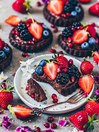 Vegan Chocolate Tarts With Avocado Chocolate Pudding Bianca Zapatka Recipes Avocado Chocolate Pudding Chocolate Tart Healthy Vegan Desserts