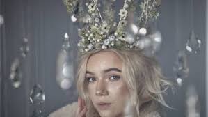 Diese Frau zaubert Kleider aus Blumen