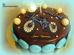 Sable Mc Vities Ou Repose Une Mousse Fraise Une Mousse A La Pistache Decore D Un Vtt En Chocolat Pour L Anniversaire De Maxime