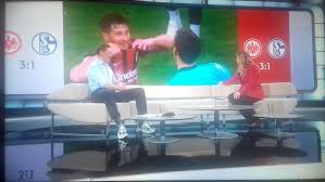It's gone mad this game! Trikottausch David Abraham Mit Schiedsrichter Manuel Grafe Youtube