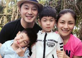 李幸倪（英語： jeanie lee ，1987年8月26日 － ），藝名gin lee，馬來西亞華人女歌手，2011在香港樂壇出道，主攻粵語流行音樂，2021年，gin lee在無綫電視音樂選秀節目《聲夢傳奇》擔任藍隊導師。 æŽå…‹å‹¤ä¸¤ä¸ªå„¿å­å'Œæ²™æº¢ä¸¤ä¸ªå„¿å­è¿'ç…§ ç½'å‹ æƒ³ä¸åˆ°ä»–æ˜¯è¿™ç§çˆ¶äº² æ¯æ—¥å¤´æ¡