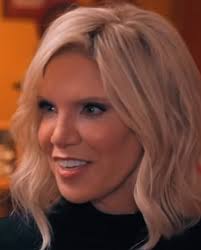 Oh nooo Allison Krauss has fallen victim to the too-large veneers problem.  I hope it doesn't affect her singing.