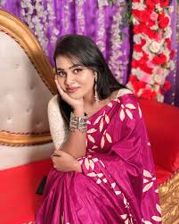 Living my desi girl fantasy 🪞🦢🤍🫧