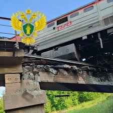 Что известно об обрушении моста в Брянской области: поезд Климово — Москва сошел с рельсов, пострадали люди, что случилось на трассе А-240 под Выгоничами - 1 июня 2025 | ФОНТАНКА.ру