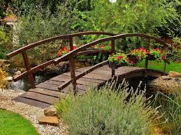 Foto Uber Holzbrucke Im Garten Mit Dekorativen Baumen Und Blumen Bild Von Orange Grun Bunt 36937388 Holzbrucke Garten Haus Am See