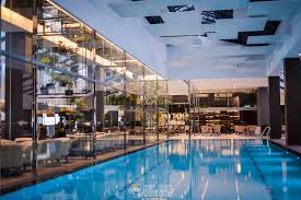 Maxims is a luxury hotel at the peak of genting highlands. The Undiscovered Swimming Pool Restaurant Genting Highlands äº'é¡¶é«˜çº§æ°´ä¸Šé¤åŽ… ä½ åŽ»è¿‡äº†å—