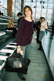 La chanteuse et actrice jane birkin a demandé au maroquinier de luxe hermès de débaptiser le mythique sac en crocodile qui porte son nom. Loueale Vozeli Com