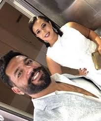 سلفي للعروسين ايمي سمير غانم و حسن الرداد. Ø¨Ø§Ù„ÙÙŠØ¯ÙŠÙˆ Ù…Ø´Ø§ÙƒÙ„ Ø¥ÙŠÙ…ÙŠ Ùˆ Ø­Ø³Ù† Ø§Ù„Ø±Ø¯Ø§Ø¯ Ø§Ù„Ø²ÙˆØ¬ÙŠØ© ØªØ¸Ù‡Ø± Ø¹Ù„Ù‰ Ø§Ù„Ø¹Ù„Ù† Ù…Ø§ Ù‚ØµØ© Ù…Ù†Ø²Ù„Ù‡Ù…Ø§ ÙˆÙ„Ù…Ø§Ø°Ø§ ØªØ¹Ø§Ø·Ù Ø§Ù„Ø¬Ù…Ù‡ÙˆØ± Ù…Ø¹Ù‡ Laha Magazine