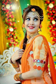 Gorgeous Bride With Beautiful Flower Pearl Jewellery Bridal Photography Poses Wedding Flower Jewelry Indian Wedding Photography Poses