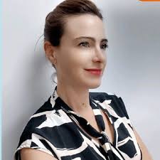 Dijo una vez Morgan Freeman: “No me interesa impresionar a nadie. Ya pasé  por ahí. Ahora solo quiero estar en paz, rodeado de gente real, con  silencios cómodos y verdades sin adornos.