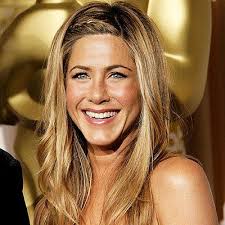 Diese frisur kann für legere und offizielle funktionen verwendet werden. A New York Guide To Jennifer Aniston S Style Jennifer Aniston Frisuren Promi Frisuren Lassige Hochsteckfrisuren