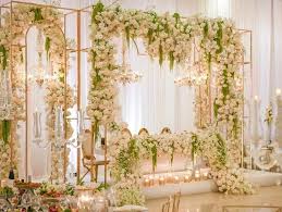 Penggunaan bunga untuk dekorasi pernikahan memang sudah biasa, namun apa jadinya jika penggunaan bunga ini dijadikan tema dekorasi? Inspirasi Dekorasi Pernikahan Warna Gold Untuk Hari Bahagia Yang Glamor Wedding Market