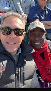 Tarde inolvidable con mi amigo @pedrolopezserrano ¡Me gusta el fútbol!  #unmasienmestalla #safari #instatravel #kenia #somoshelpers #masai  #solidaridad #masaimara #viajes #africa #safariphotography ...