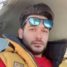 من آدم فیلم و کلا تلویزیونی نیستم و خب قاعدتا با اشخاص مشهور این حوزه خیلی  آشنایی ندارم.