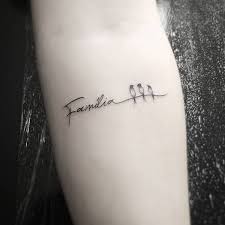 Tattoo Familie Schriftzug Schwalben Symbol Tattoo Familie Tattoos Familie Symbolische Familien Tattoos