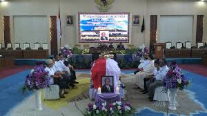 Berikut ini adalah beberapa contoh kata sambutan keluarga meninggal, kata sambutan orang meninggal dunia terbaru, kata sambutan takziah dari tuan rumah, sambutan keluarga acara takziah, kata sambutan pelepasan jenazah, kata sambutan pelepasan jenazah islam, sambutan duka pemerintah desa, sambutan kepala desa di acara kematian atas dasar itu. Jenazah Alm Jan L Ajomi S Sos Dimakamkan Secara Militer Dewan Perwakilan Rakyat Papua