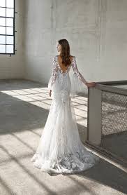 Brautkleider fließend & zauberhaft schön ♥ toller chiffon, zarte seide & feine spitze ♥ entdecke fließende küssdiebraut traumkleider & heirate wunderschön! Penelope Hochzeitsblume