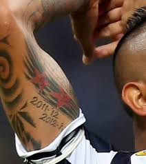 Arturo vidal has a tattoo of alphabets inked near his beauty bones reads as 'j s m a v ' in bold capital letters inked on it. Juvefc On Twitter Arturo Vidal With His Scudetto Tattoos And A New One For His Arsenal Move Http T Co Ofkwpi7hx9
