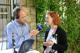 The person who answers the questions of an interview is called in the interviewer. Interview Wiktionary