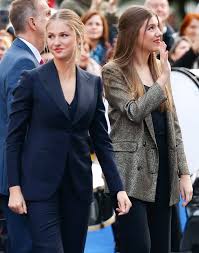 🇬🇧: On October 25, 2024, Princess Leonor and Infanta Sofía and their parents King Felipe VI and Queen Letizia as well as their grandma Queen Sofía attended the 2024 Princess of Asturias