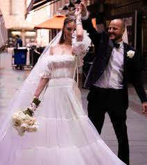 Here, what the master of intricate embroidery and hand. Naeem Khan Custom Made One Of A Kind Second Hand Wedding Dress Save 62 Stillwhite