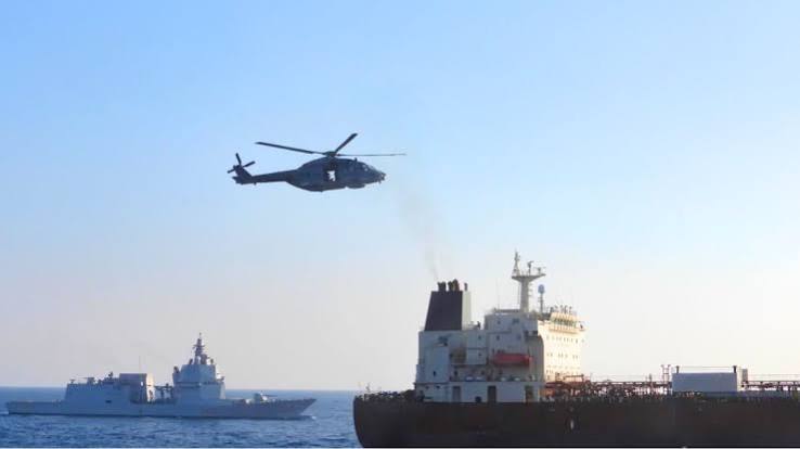 Nave della Marina italiana abborda petroliera della flotta ombra russa