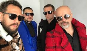 Orkestra “2 korriku”, sjellë verzionin e këngës së famshme “Shkon e vjen”  të Riza Bllacës (VIDEO)