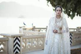 Maybe you would like to learn more about one of these? Diese Indische Fashion Designerin Stickt Etwas Ganz Besonderes Auf Ihr Hochzeitskleid