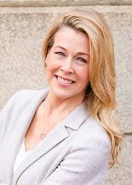 Deanna Holt's Instagram, Twitter & Facebook