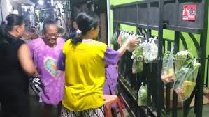 New gantungan baju kreatif handuk kait closet organizer plastikrp141.200: Berbagi Sesama Di Tengah Pandemi Covid 19 Pajang Makanan Gratis Di Jemuran Baju Merahputih