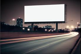 Outdoor de publicidade em branco em uma rodovia quadrada de grande escala  ao ar livre à noite | Foto Premium