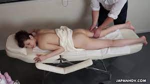 Japanese woman, Yura Hitomi got a massage, uncensored - XVIDEOS.COM