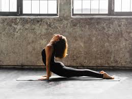 Wie viel schmerz verspüren sie, wenn sie ihre hintere oberschenkelmuskulatur statisch dehnen (beim versuch im stehen mit gestreckten knien die fußzehen zu berühren)? Verkurzte Hamstrings Oberschenkelruckseite Dehnen Mit Yoga Co Gesundheitstrends